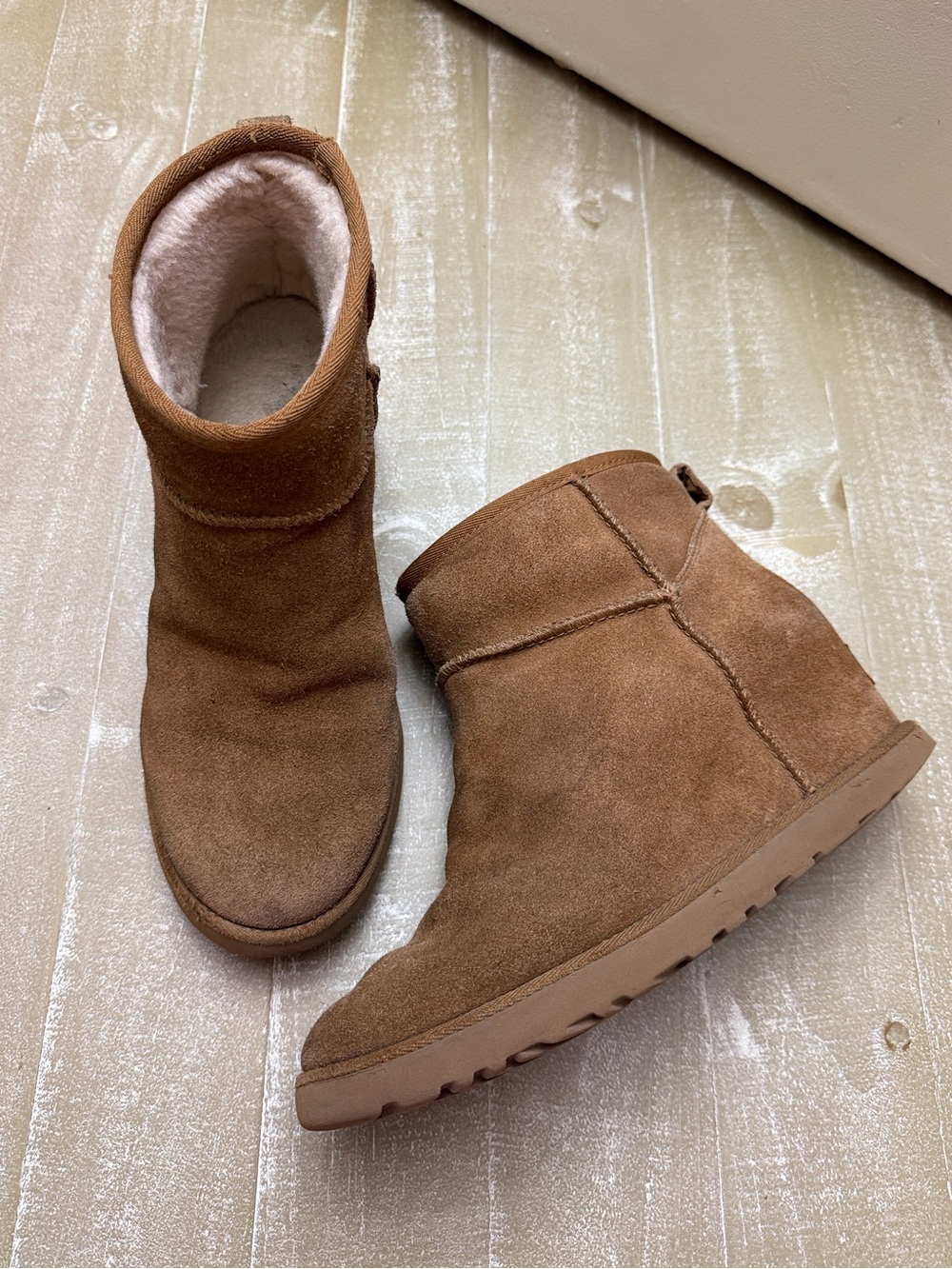 UGG Size 8.5M Brown Suede Wedge Ankle Boots
